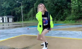 學(xué)開(kāi)挖掘機(jī)的小姐姐圖片,學(xué)開(kāi)挖掘機(jī)的魅力小姐姐風(fēng)采展示