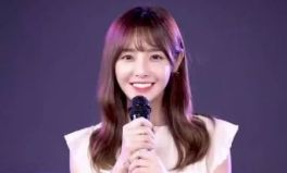 牙齒上有菜的小姐姐抖音,抖音萌態(tài)引關(guān)注