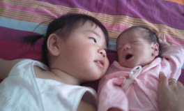 一歲半寶寶看見小姐姐哭,萌動人心瞬間