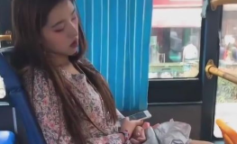 小姐姐在睡覺嗎,她在睡覺嗎？